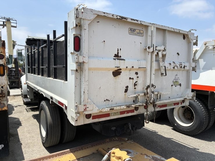 2010-peterbilt-335-image-4