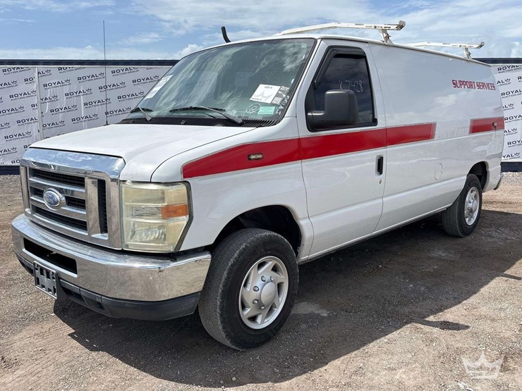 2014-ford-e-150-cargo-van-image-1