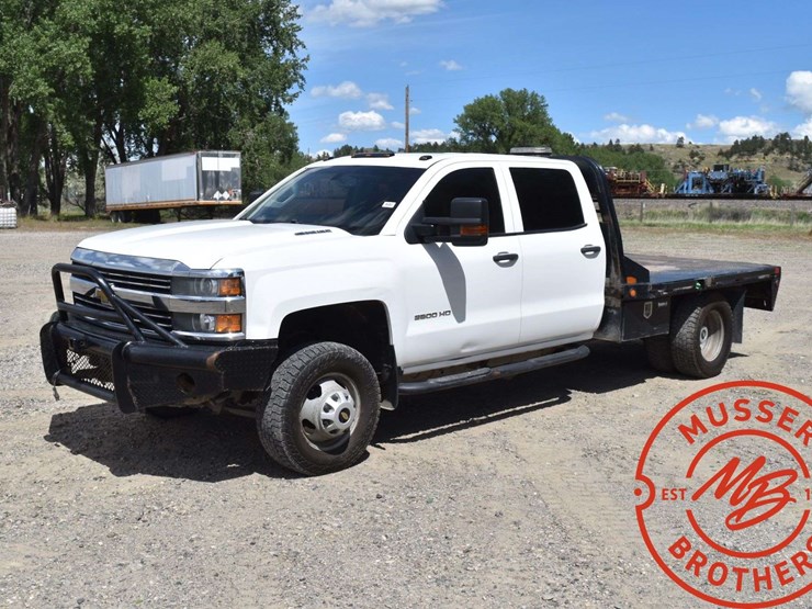 2015-chevrolet-3500-image-2