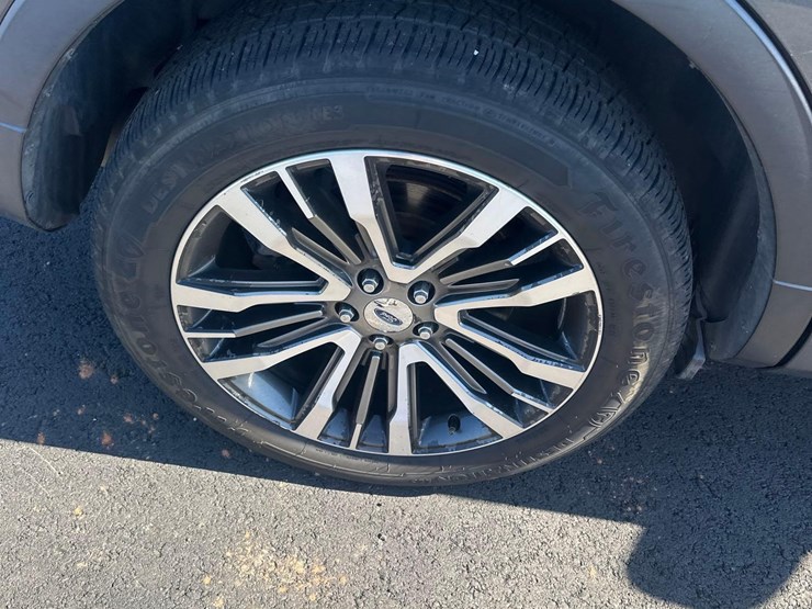 2016-ford-explorer-platinum-image-30