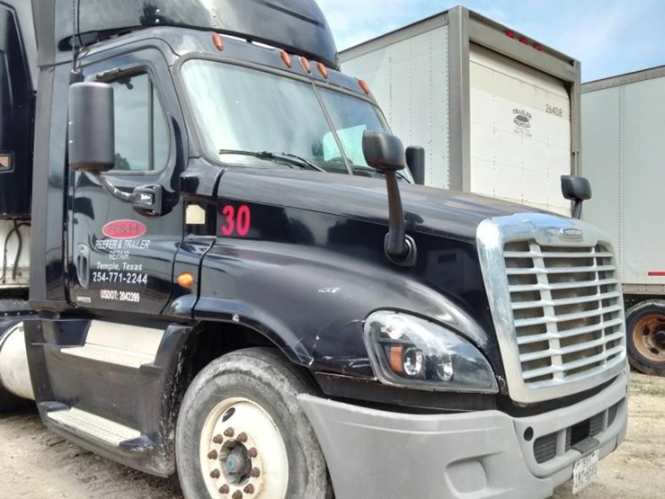 2015-freightliner-108sd-plus-image-3