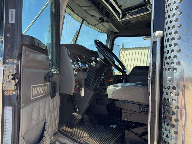 2005-kenworth-w900-image-40