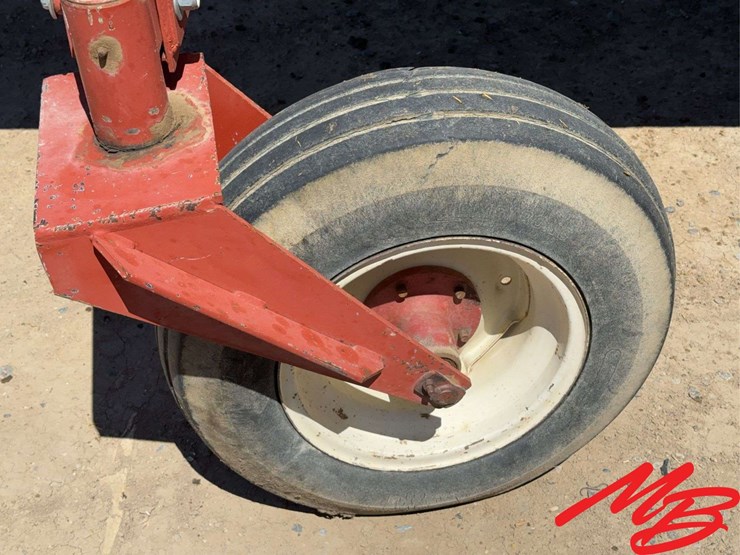 hesston-8400-image-15