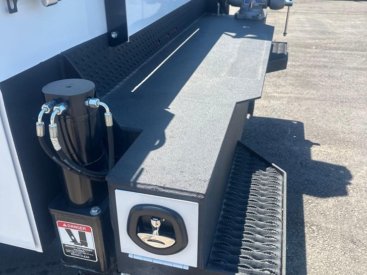 2026-ford-f550-xl-image-27