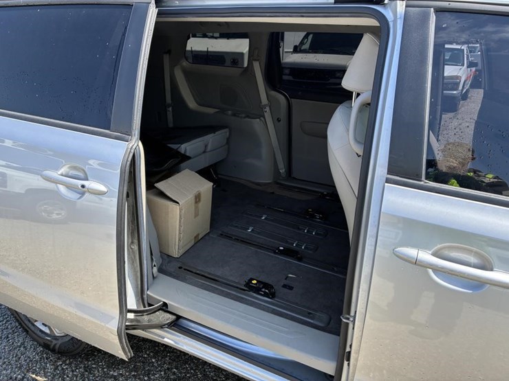 2021-kia-sedona-image-10