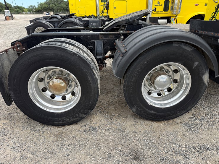 2014-peterbilt-389-image-15