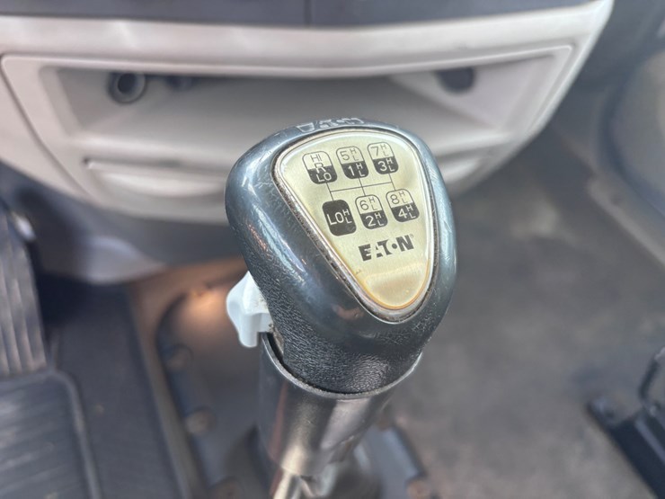 2021-peterbilt-567-image-11