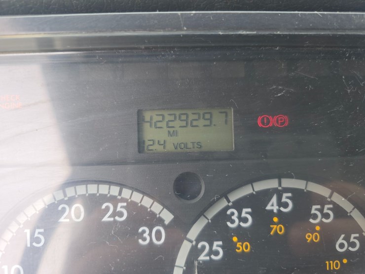 2001-freightliner-fl60-image-63