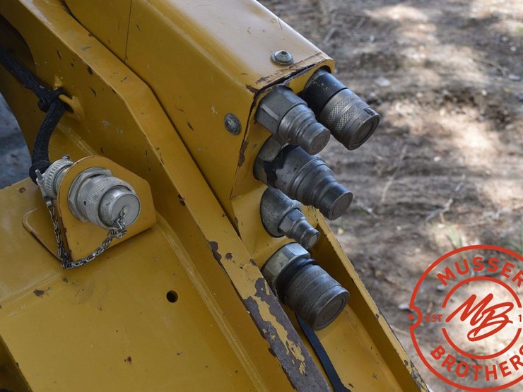 2016-caterpillar-d2-image-41