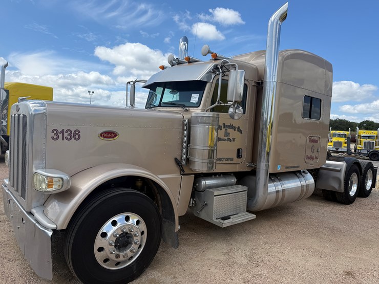 2013-peterbilt-389-image-1