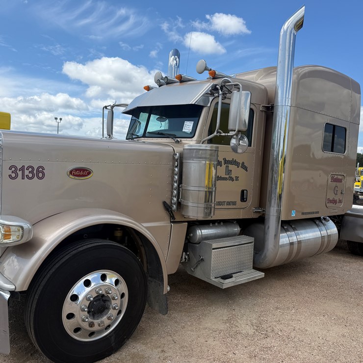 2013 PETERBILT 389