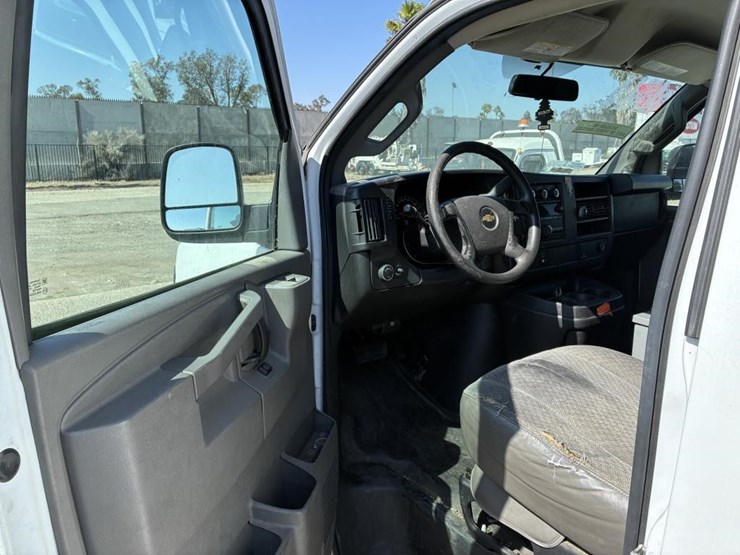 2016-chevrolet-express-2500-image-13