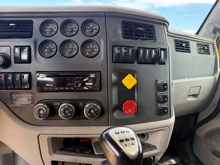 2018-peterbilt-567-image-12