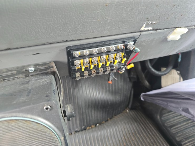2001-freightliner-fl60-image-56