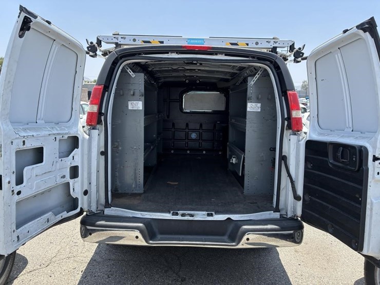 2017-utility-van-image-11