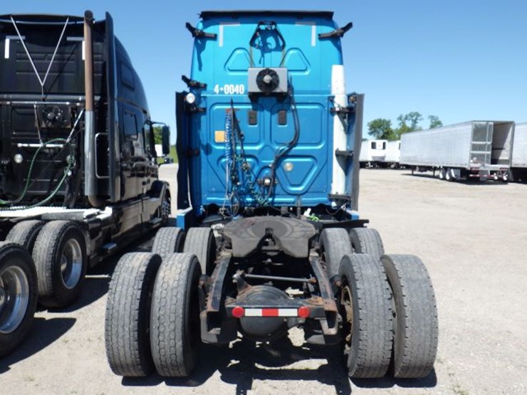 2014-freightliner-cascadia-125-evolution-image-13