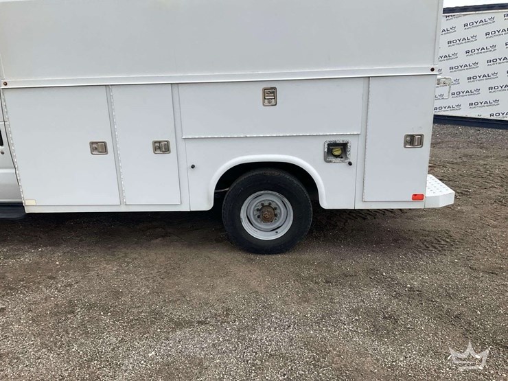 2013-ford-e350-image-32