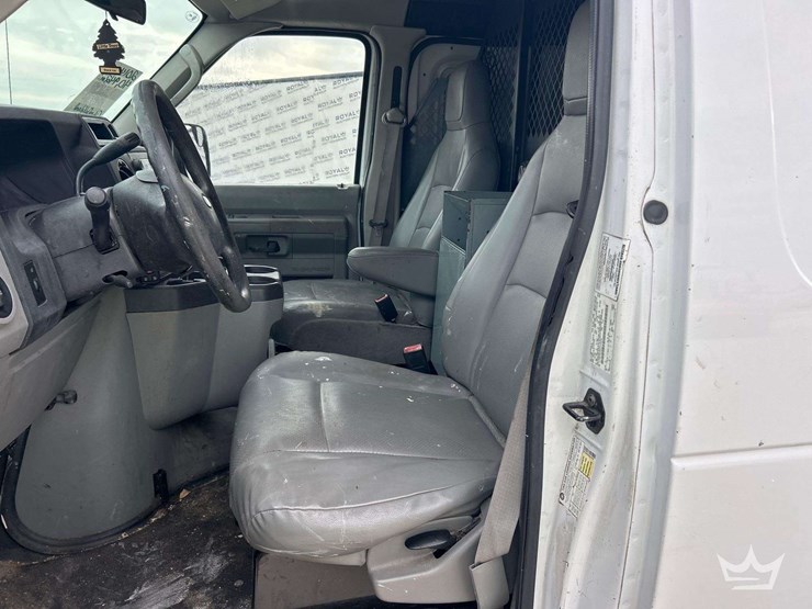 2014-ford-cargo-image-13