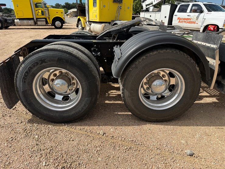 2016-kenworth-t800-image-15