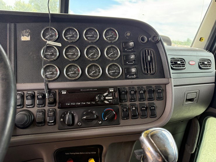 2015-peterbilt-389-image-12