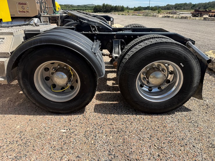 2014-peterbilt-389-image-17