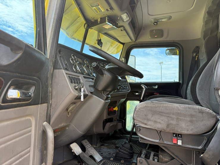 2015-peterbilt-389-image-11