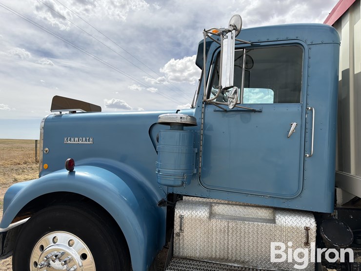 1969-kenworth-w923-image-9