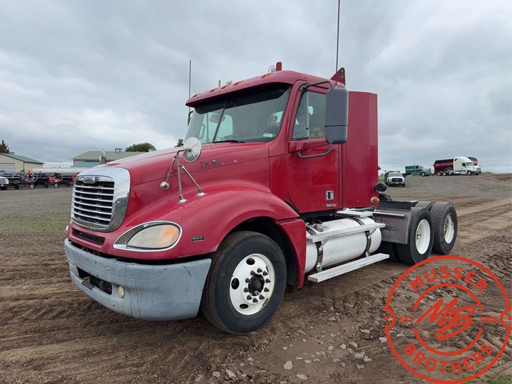 2007-freightliner-columbia-120-image-7