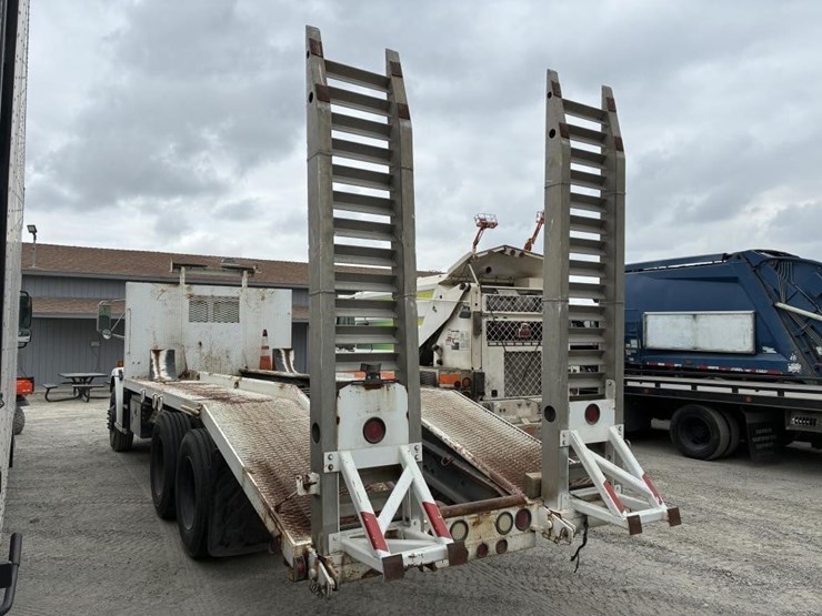 2002-freightliner-fl80-image-4