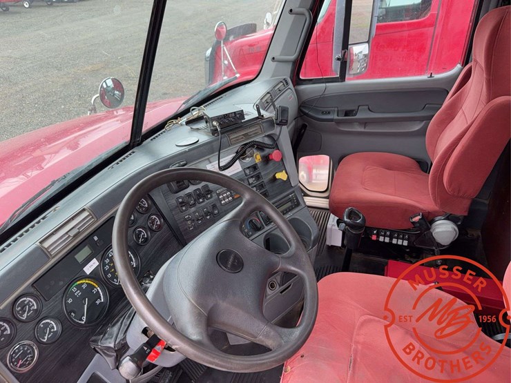 2007-freightliner-columbia-120-image-15