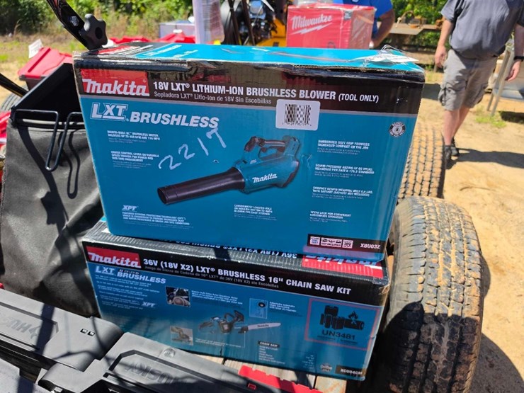 2217---makita-18-volt-blower-image-1