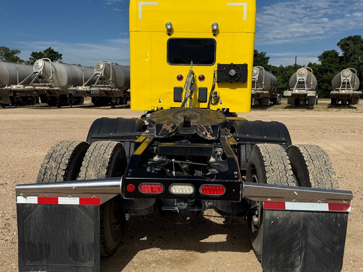 2018-peterbilt-567-image-6