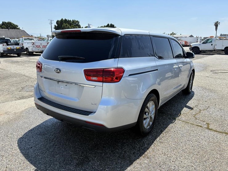 2021-kia-sedona-image-3