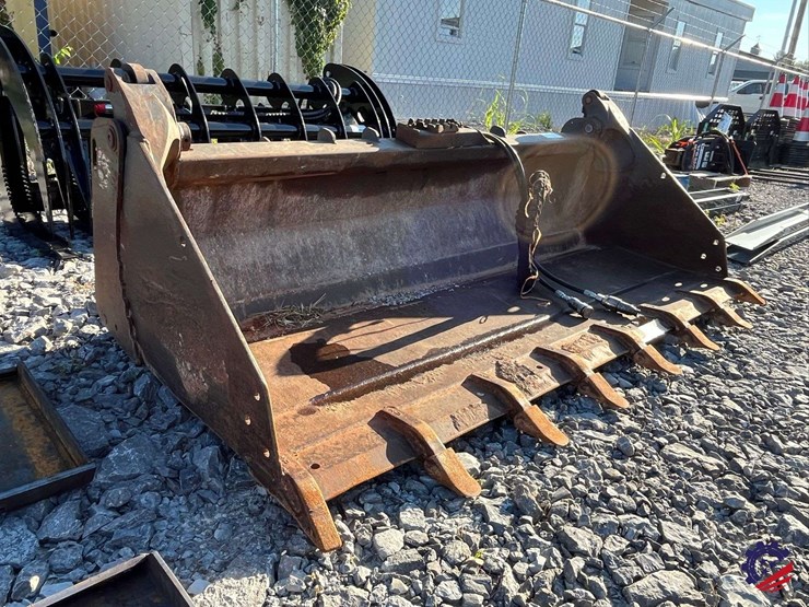 hd-4-1-bucket-w/-teeth-attachment-image-9