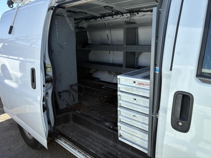 2016-chevrolet-express-2500-image-11