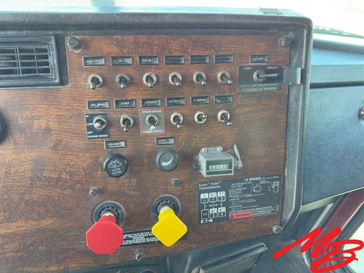 1996-peterbilt-379-image-32