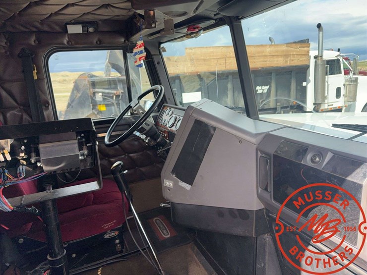 2000-freightliner-fld120-image-39