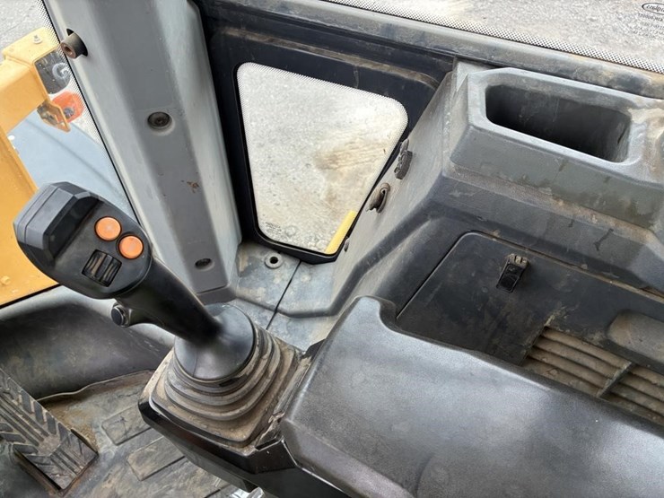 2019-deere-624l-image-22