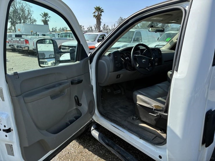 2011-chevrolet-3500-image-13