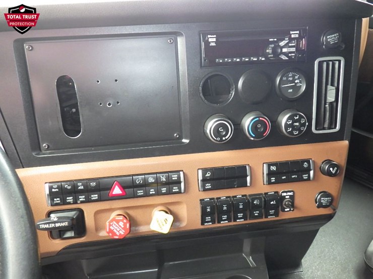 2021-freightliner-cascadia-126-image-23