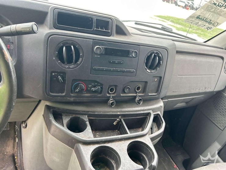 2014-ford-cargo-image-15