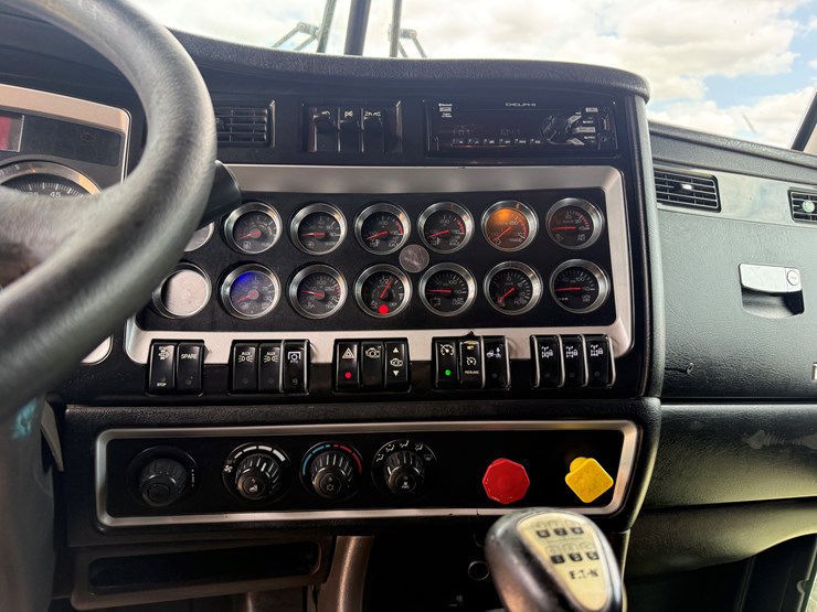 2015-kenworth-t800-image-12