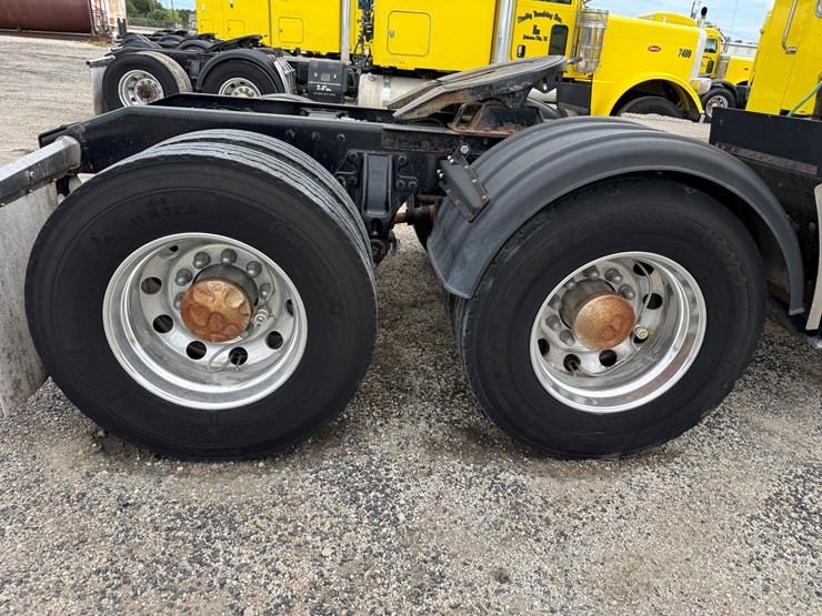 2014-peterbilt-389-image-16