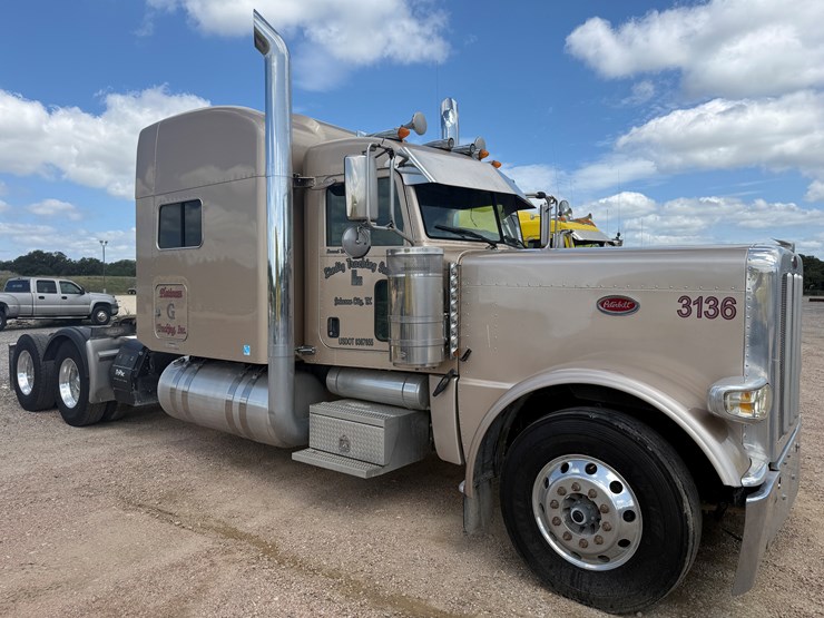 2013-peterbilt-389-image-3
