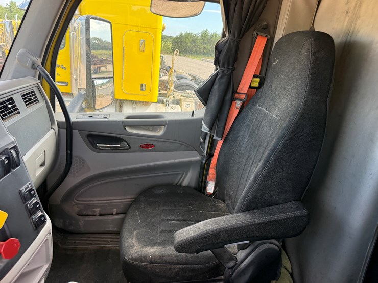 2018-peterbilt-567-image-13