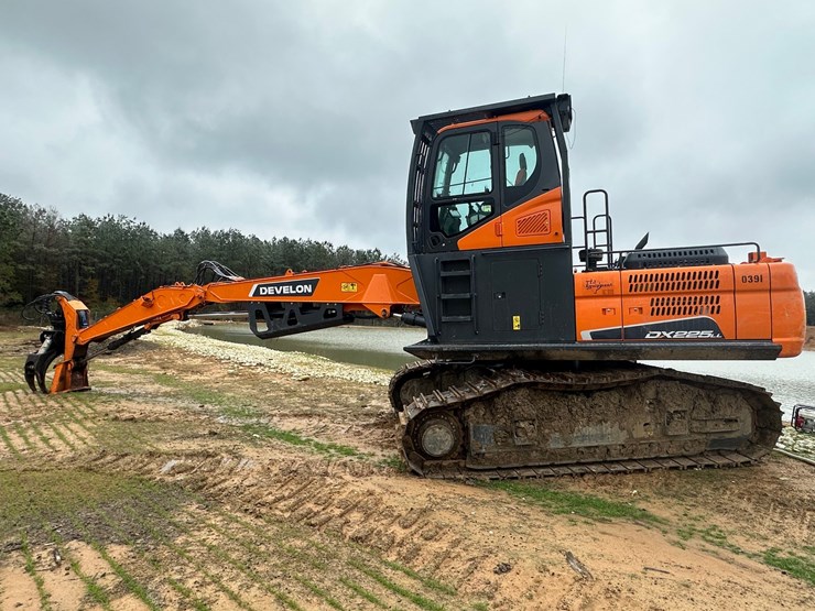 #3102-•-2024-develon-dx225l-track-loader-w/-rotobec-log-grapple-image-1