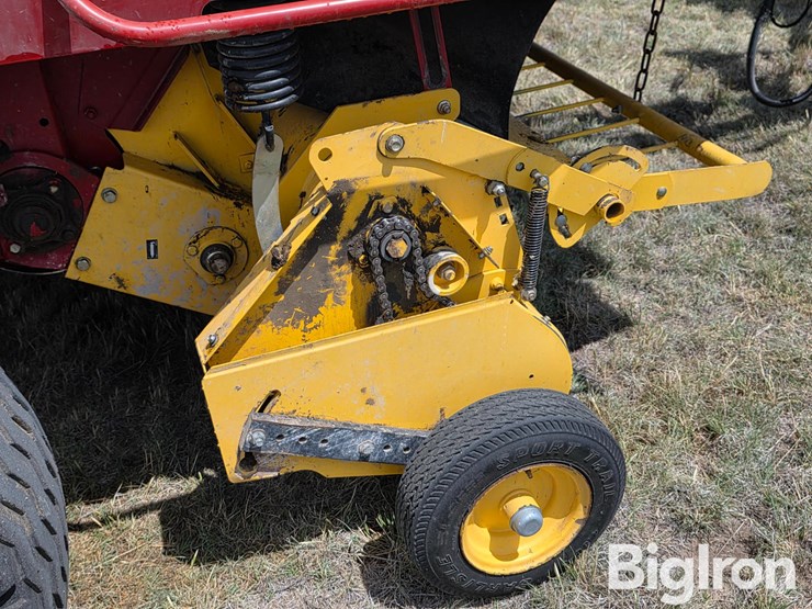 new-holland-br780-image-12