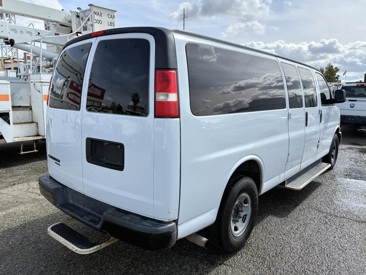 2013-chevrolet-express-3500-image-3