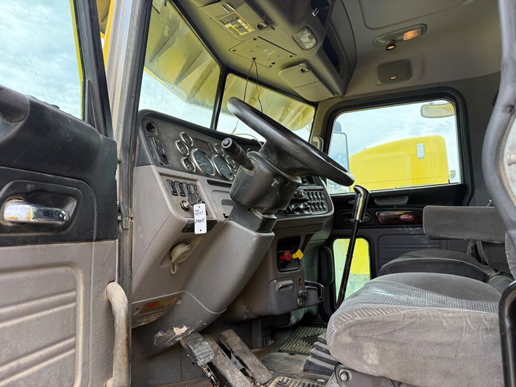 2015-peterbilt-389-image-11