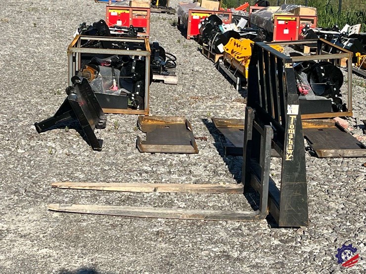 tomahawk-3026-48”-adj.-forks-attachment-image-4